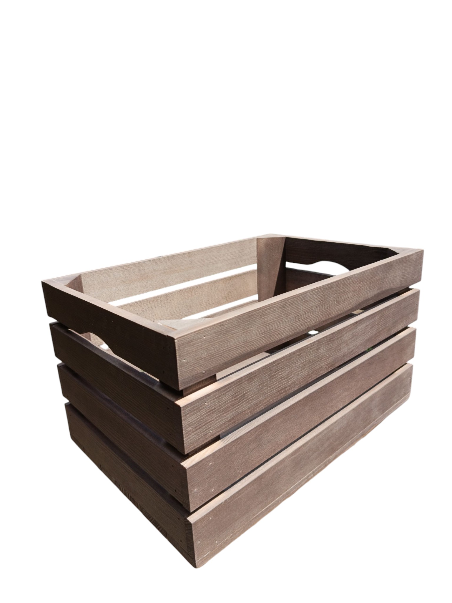 Drewniana skrzynka z uchwytami, wykonana z desek o widocznej strukturze drewna, ustawiona pod kątem na białym tle. Widoczne poziome deski i uchwyty.