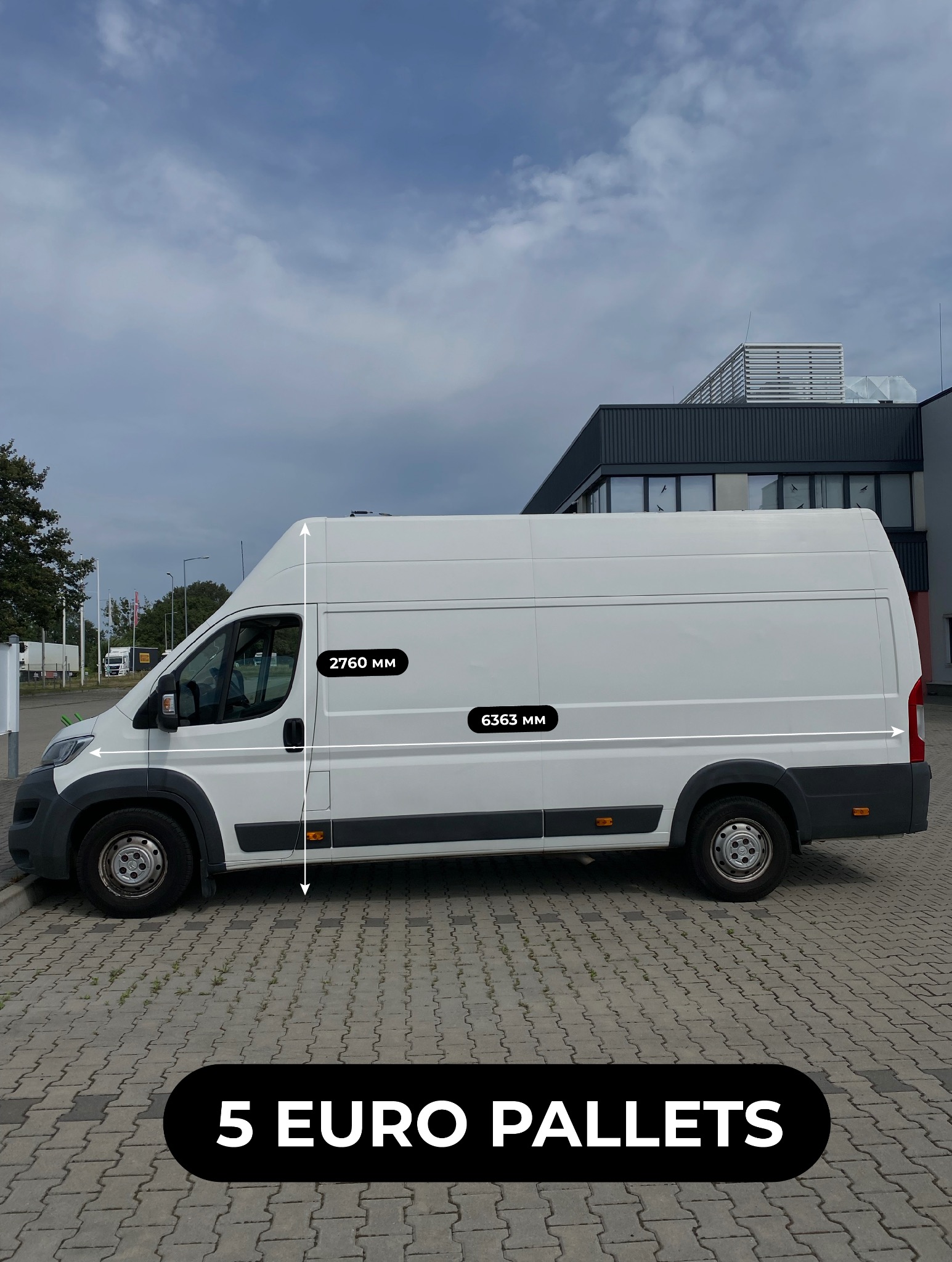Biały samochód dostawczy z wymiarami (wysokość 2760 mm, długość 6363 mm) i informacją o pojemności: 5 euro palet, na tle budynku i pochmurnego nieba.