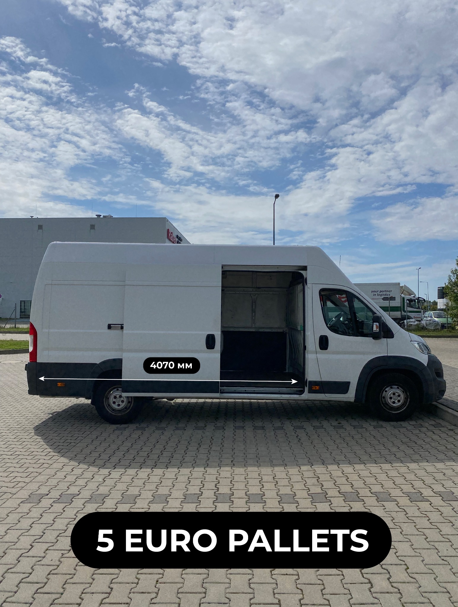 Pojazd dostawczy z otwartymi drzwiami bocznymi, informacją o długości przestrzeni ładunkowej (4070mm) i pojemności 5 euro palet, na tle magazynu.