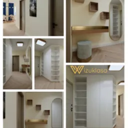 Wnętrze mieszkania: przedpokój z szafą wnękową, toaletką z lustrem i drewnianymi półkami. Widoczne oświetlenie i drewniana podłoga w jodełkę. Neutralna kolorystyka ścian.