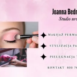 Wizytówka studia urody w odcieniach różu i czerni. Prezentuje makijaż permanentny, stylizację paznokci i pielęgnację twarzy. Zawiera dane kontaktowe.