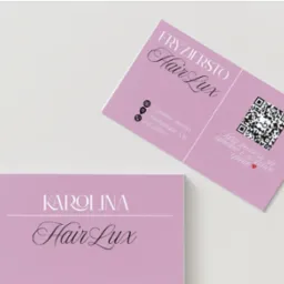 Dwie wizytówki w odcieniach różu, z logo 'Hair Lux' i danymi kontaktowymi. Jedna wizytówka leży płasko, druga jest lekko uniesiona, prezentując kod QR.