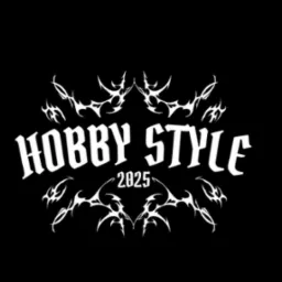 Grafika wektorowa: biały napis 'HOBBY STYLE 2025' na czarnym tle, otoczony abstrakcyjnymi ornamentami, przypominającymi płomienie lub kolce w stylu gotyckim.