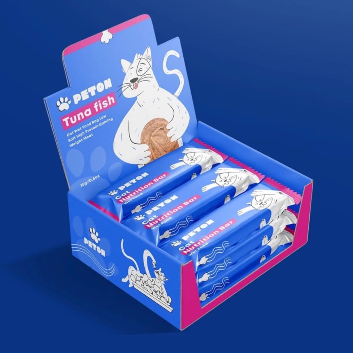 Ilustracja opakowania batonów dla kota 'Peton' z motywem kota trzymającego karmę, w odcieniach niebieskiego i białego, na jednolitym niebieskim tle.