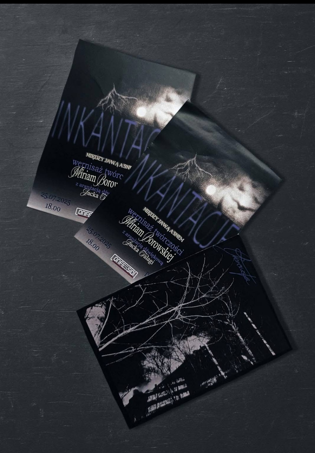 Kaskada ulotek/zaproszeń w odcieniach czerni i bieli, z motywami graficznymi (drzewa, błyskawice) i tekstem informacyjnym o wernisażu, ułożonych na ciemnym tle.