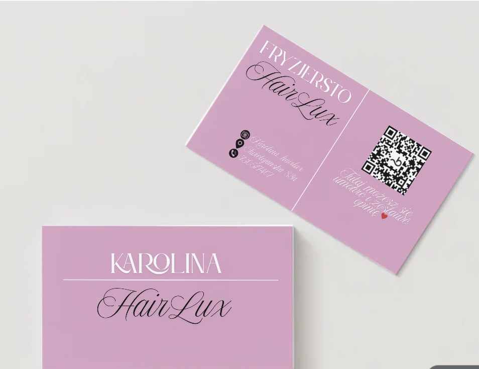 Dwie wizytówki w odcieniach różu, z logo 'Hair Lux' i danymi kontaktowymi. Jedna wizytówka leży płasko, druga jest lekko uniesiona, prezentując kod QR.