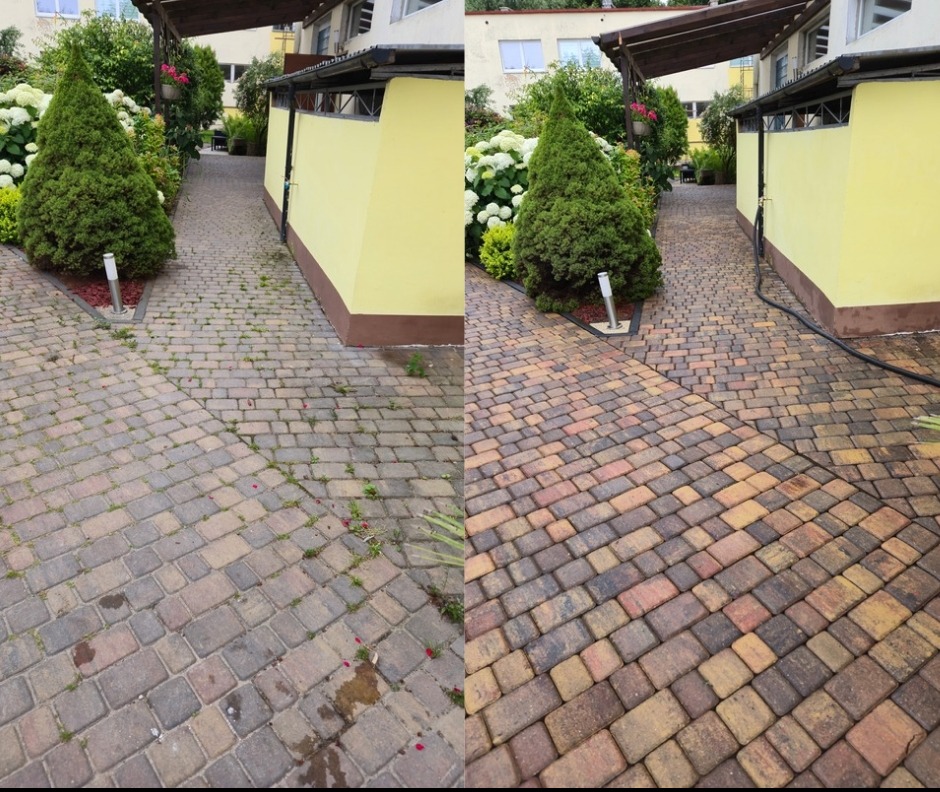 Kostka brukowa przed i po czyszczeniu: lewa strona brudna, porośnięta mchem, prawa strona czysta, z intensywnym kolorem. Widoczny budynek i roślinność.
