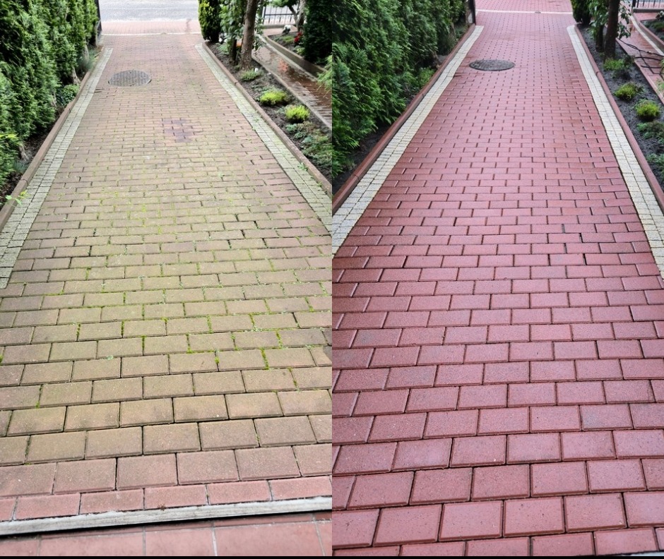 Efekt czyszczenia kostki brukowej: Po lewej zaniedbana, pokryta mchem, po prawej świeżo wyczyszczona, intensywnie czerwona kostka prowadząca wzdłuż zielonych krzewów.