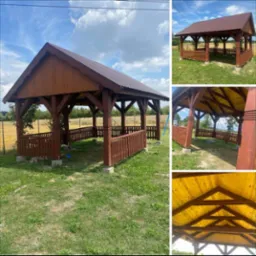 Drewniana altana ogrodowa z brązowym dachem na trawniku w słoneczny dzień. Widoczne elementy konstrukcyjne i wykończeniowe. Detale stolarskie.