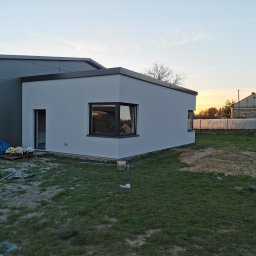 budowa budynku gospodarczego od podstaw z dachem jednospadowym i elewacją