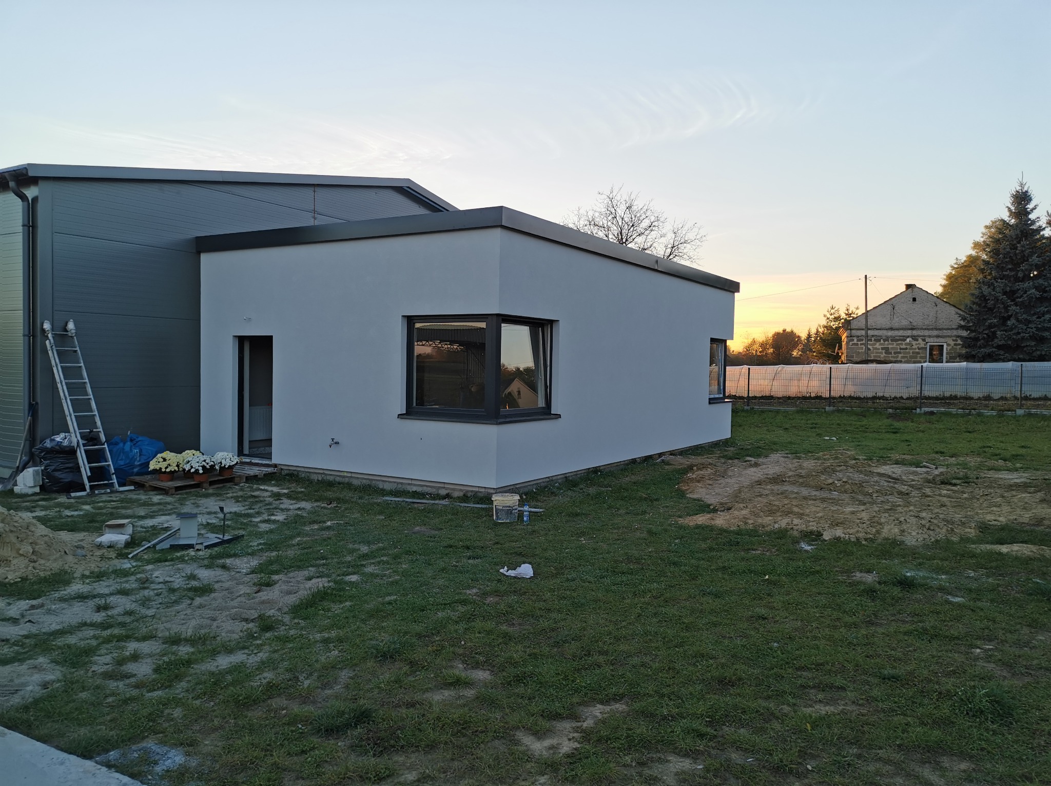 budowa budynku gospodarczego od podstaw z dachem jednospadowym i elewacją