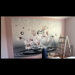 MEDAN Usługi Remontowo-Wykończeniowe Daniel Mech - Fototapeta z motywem kwiatowym i elementami 3D na ścianie pokoju, drabina oparta o ścianę, wnętrze w trakcie wykańczania, różowe ściany.