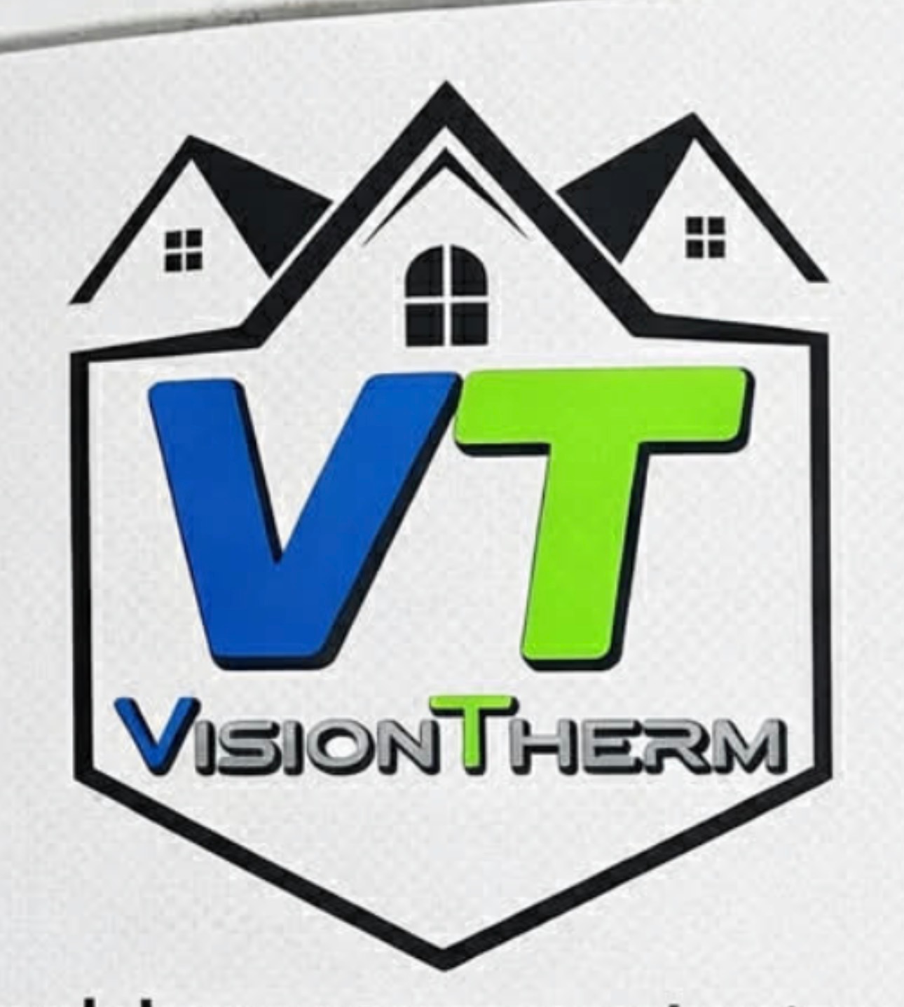 Logo firmy VisionTherm z motywem domu i literami VT w kolorach niebieskim i zielonym, umieszczone na białym tle. Grafika prezentuje profil działalności związanej z termowizją.