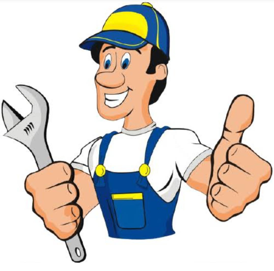 Uśmiechnięty hydraulik w niebieskim kombinezonie i czapce trzyma klucz nastawny, gestykulując kciukiem w górę na białym tle.