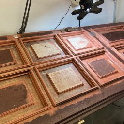 LASER SYSTEM KAMIL WIDAWSKI - Renowacja drewnianych drzwi kasetonowych z widocznymi śladami farby i szlifowania, ukazująca proces odnawiania powierzchni w warsztacie.