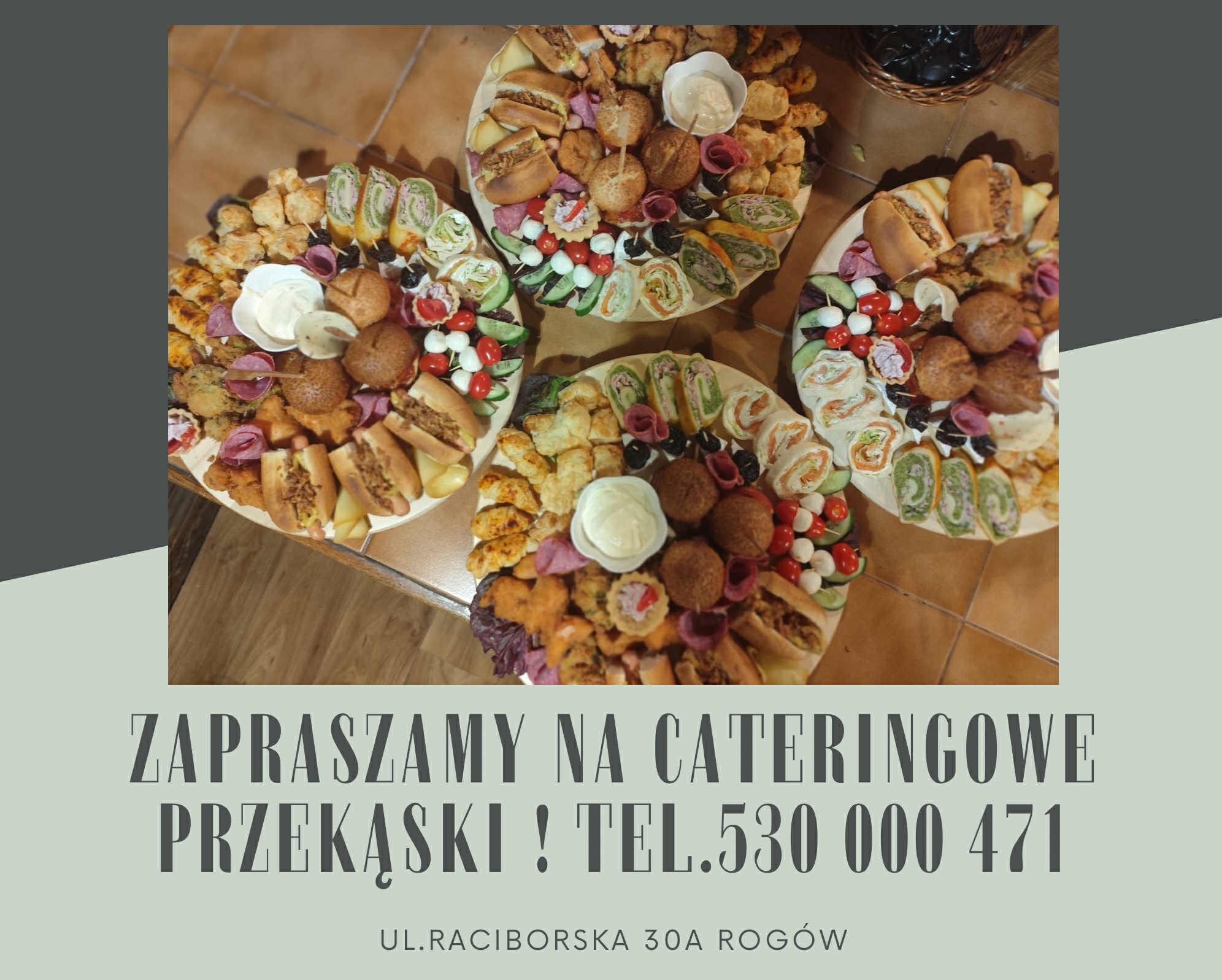 Cztery okrągłe tace z różnorodnymi przekąskami: mini kanapki, roladki, koreczki i tartaletki. Aranżacja na brązowym tle z elementami graficznymi i tekstem reklamowym.