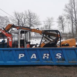 VOS Rafał Osadnik - Żuraw przenośny Pel-Job i Manu-Farm na niebieskiej przyczepie Pars, w tle zimowy krajobraz z drzewami bez liści i zabudowaniami.