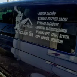 Niebieski samochód z reklamą firmy dekarskiej: montaż dachów, wymiana poszycia, dachówek, blachodachówki, rynien, papy gontów, membrany. Tel. 723 809 563.