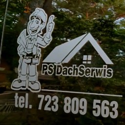 PS Dach Serwis Przemysław Stanisławowski - Naklejka z logo firmy dekarskiej 'PS DachSerwis' z numerem telefonu i rysunkiem dekarza na tle zieleni.