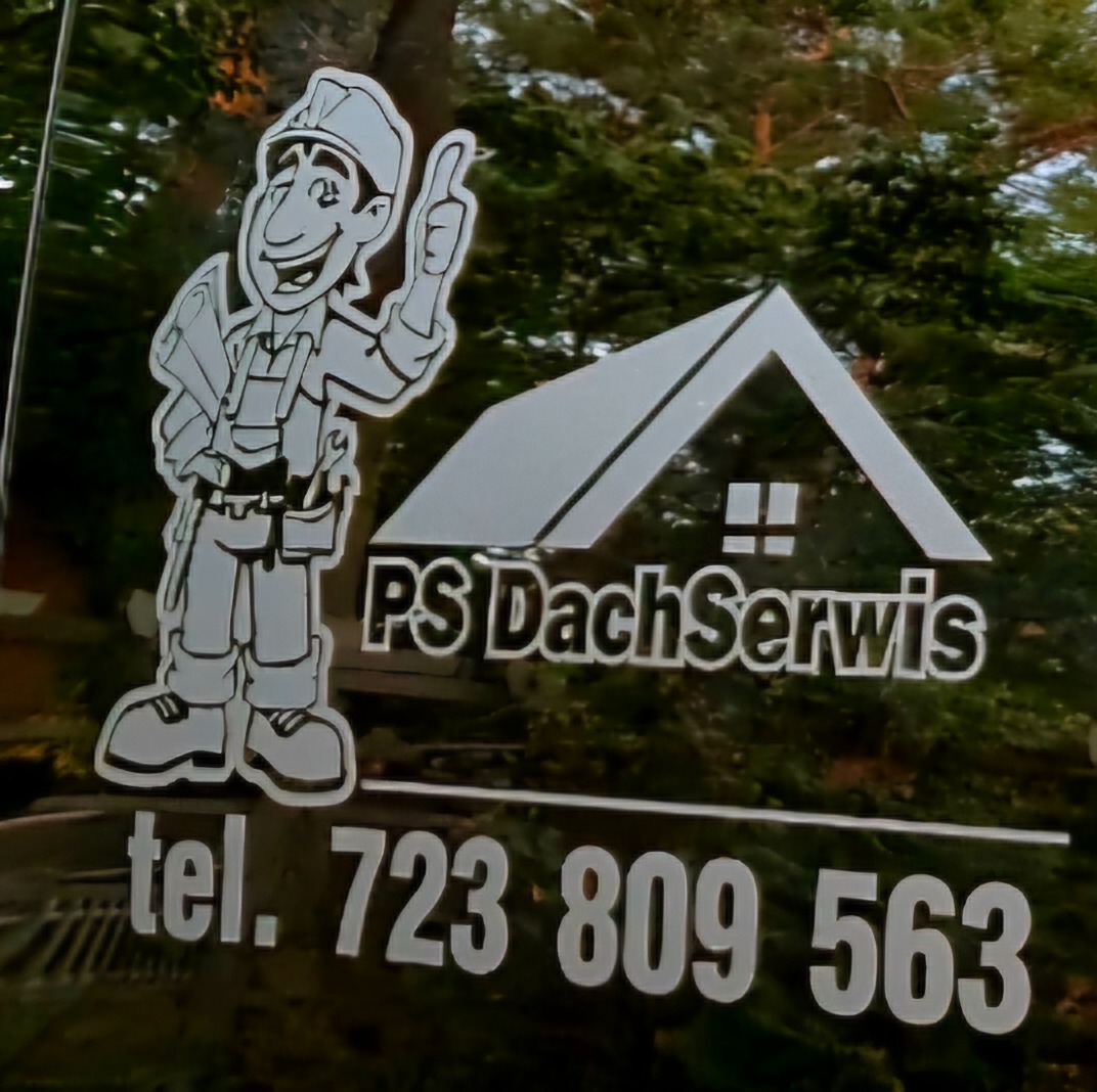 Naklejka z logo firmy dekarskiej 'PS DachSerwis' z numerem telefonu i rysunkiem dekarza na tle zieleni.