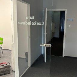 Zdjęcia przedstawiają moje wykonane prace, naprawa zawiasów drzwi szklanych, malowania, montażu gniazda bez użycia korytek, wykrycie zwarcia i przywrócenie prądu.