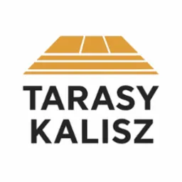Grafika z abstrakcyjnym symbolem tarasu z desek i napisem 'TARASY KALISZ' w kolorze czarnym na białym tle.
