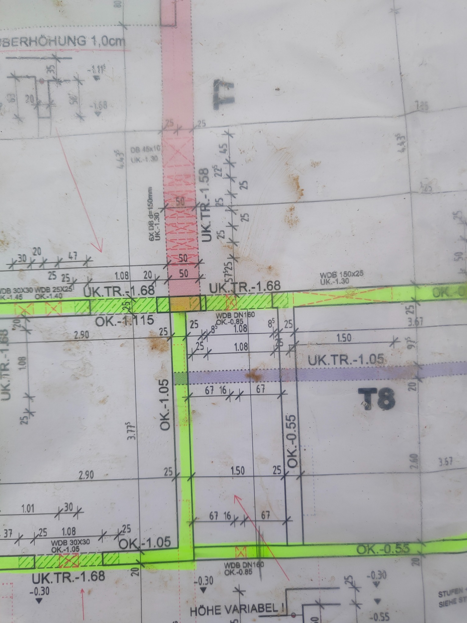 Plan techniczny z naniesionymi wymiarami i oznaczeniami poziomów, prawdopodobnie fundamentów lub konstrukcji żelbetowej, z widocznymi detalami i numeracją.