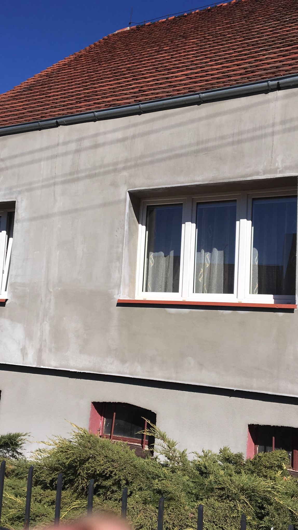 Docieplenie budynku styropianem grafitowym i wymiana okien.