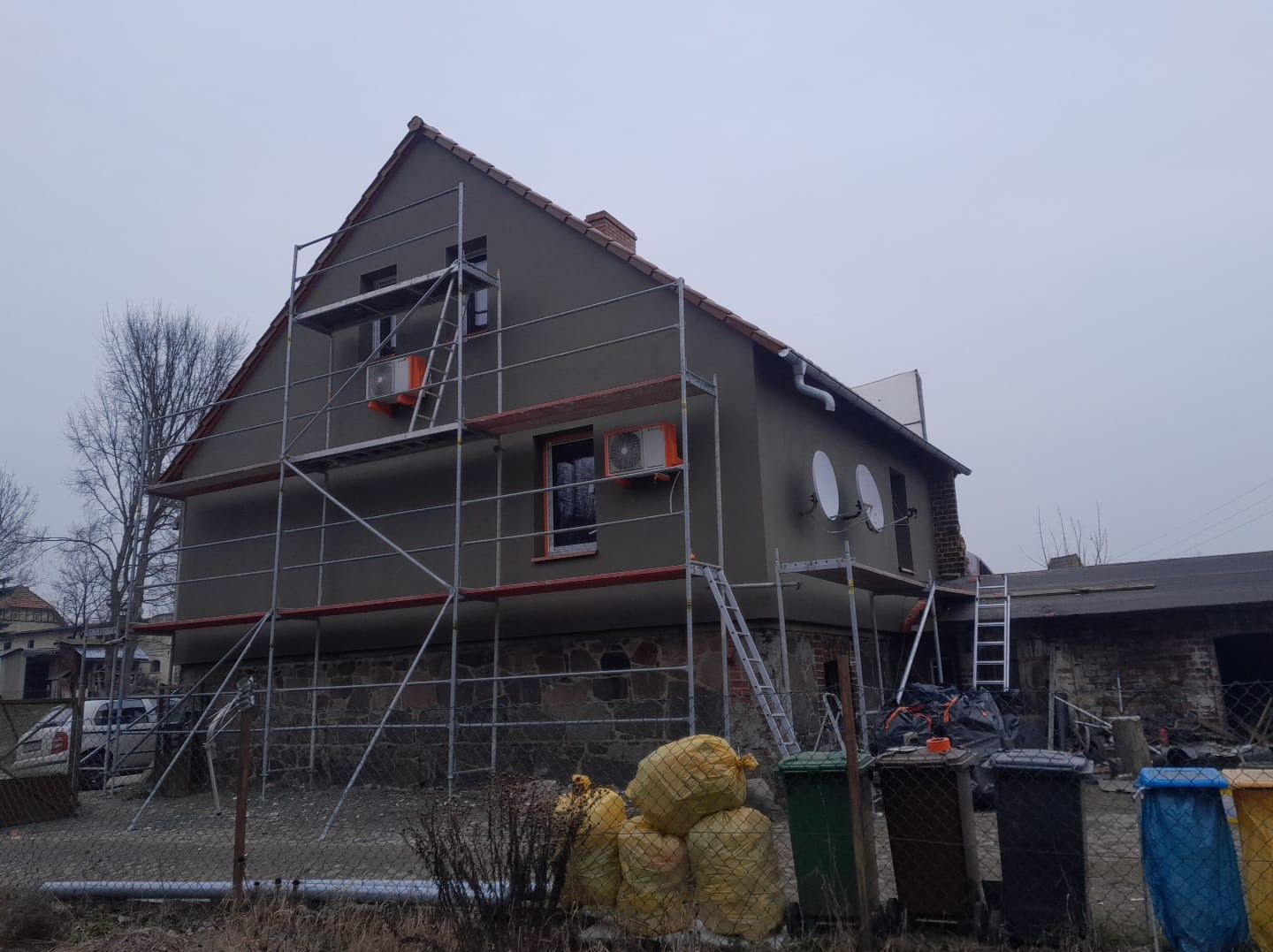 Docieplenie budynku, wymiana okien oraz drzwi wejściowych.