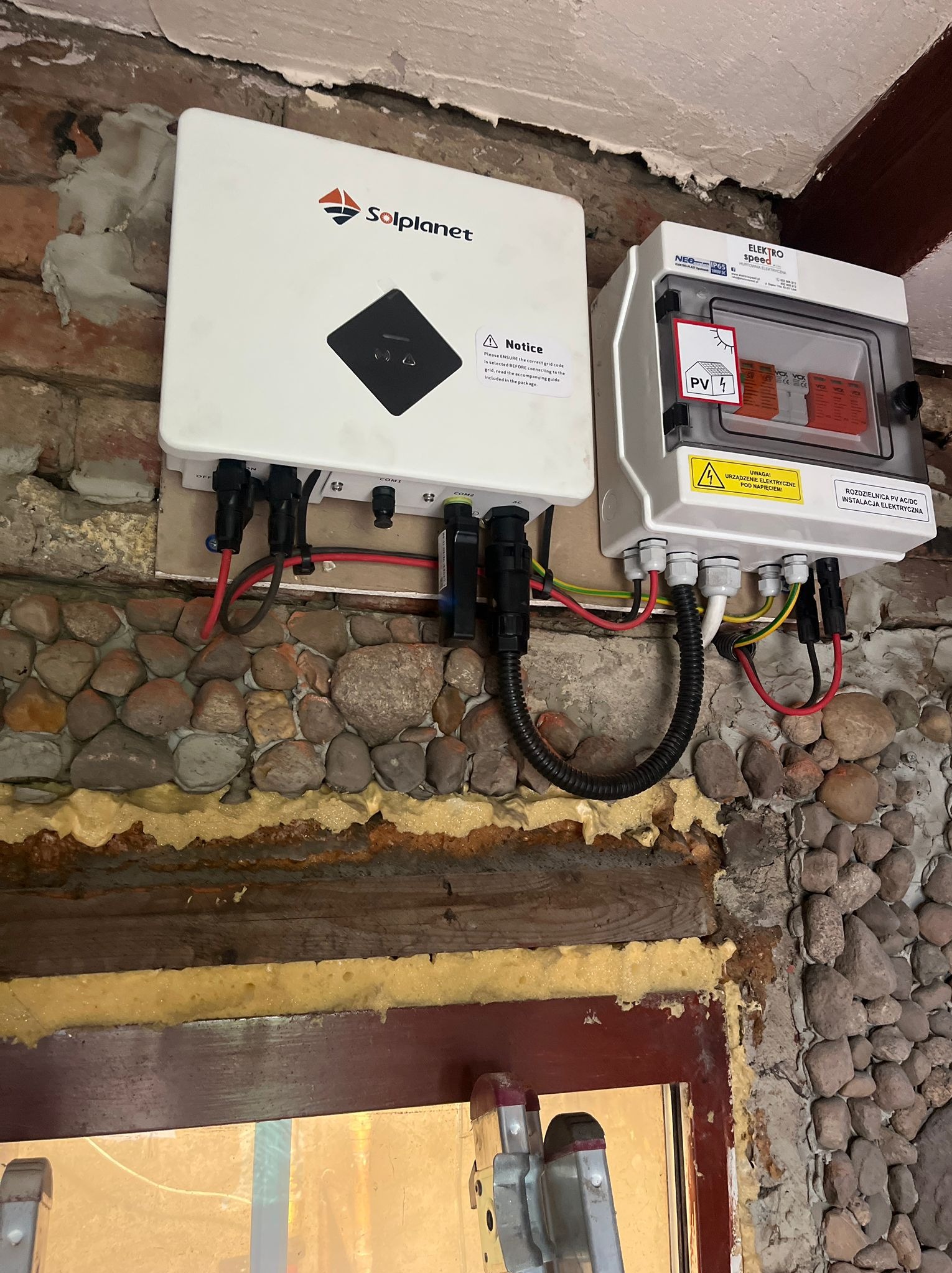 Montaż paneli fotowoltaicznych.