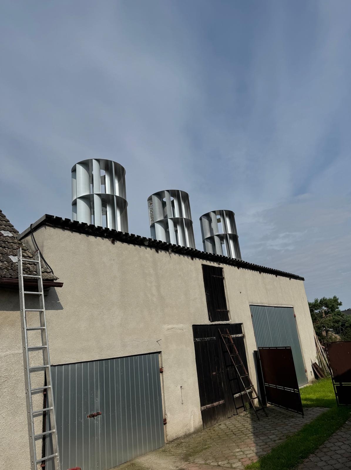 Montaż turbin wiatrowych.