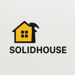 Żółto-czarne logo SolidHouse: dom z oknami i młotkiem zamiast dachu na kremowym tle.