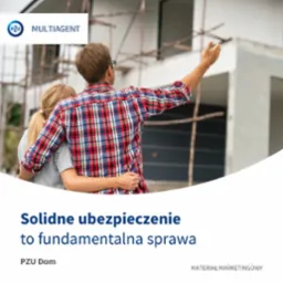 Para obejmuje się, patrząc na dom w budowie. Reklama PZU Dom: 'Solidne ubezpieczenie to fundamentalna sprawa'. Materiał marketingowy.