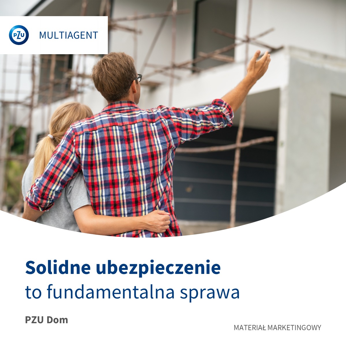 Para obejmuje się, patrząc na dom w budowie. Reklama PZU Dom: 'Solidne ubezpieczenie to fundamentalna sprawa'. Materiał marketingowy.