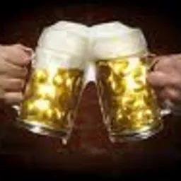 Dwie osoby wznoszą toast kuflami złotego piwa z obfitą pianą na ciemnym tle.