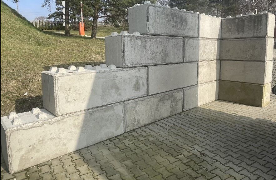 Mur oporowy, zrobiony z Big Bloków betonowych