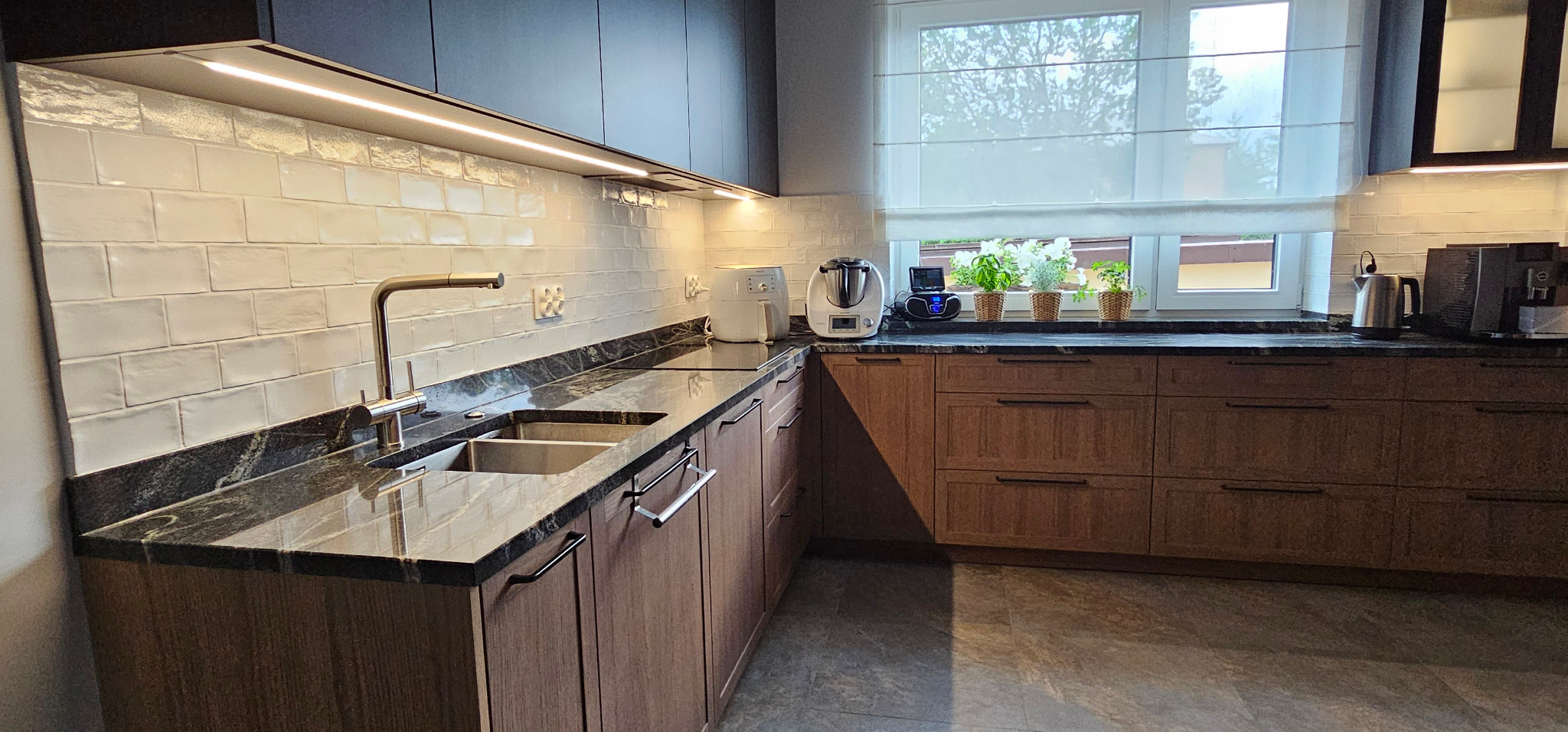 Fronty fornirowany, blaty granitowe, systemy Blum Antaro