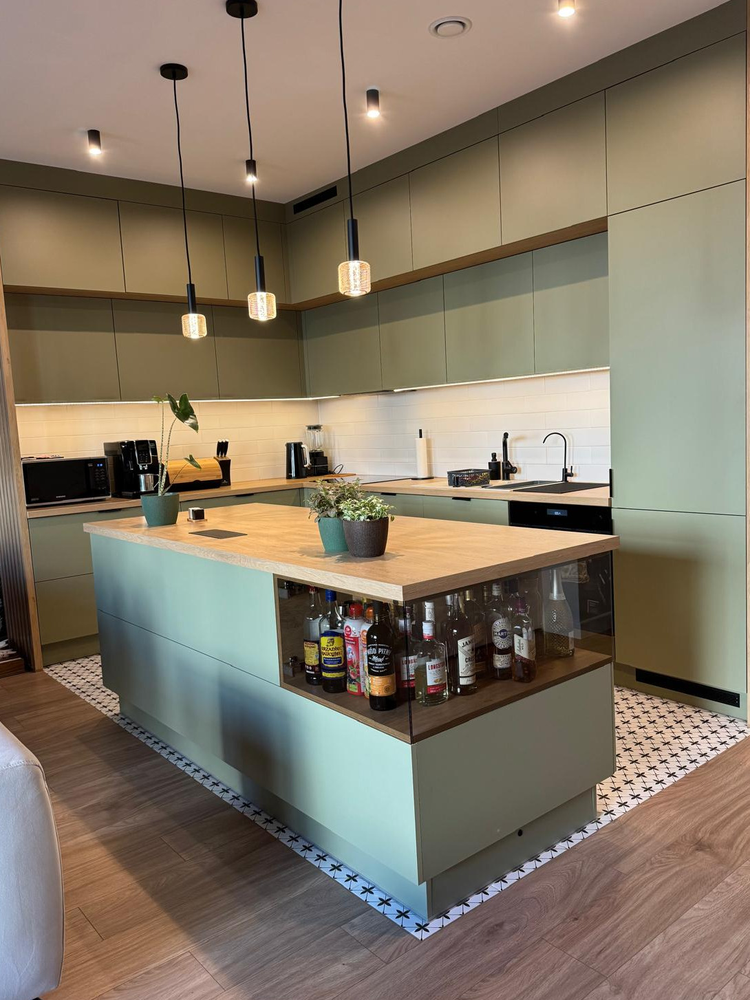 Połączenie delikatnej zieleni, drewna i światła, dało piękny efekt wizualny.