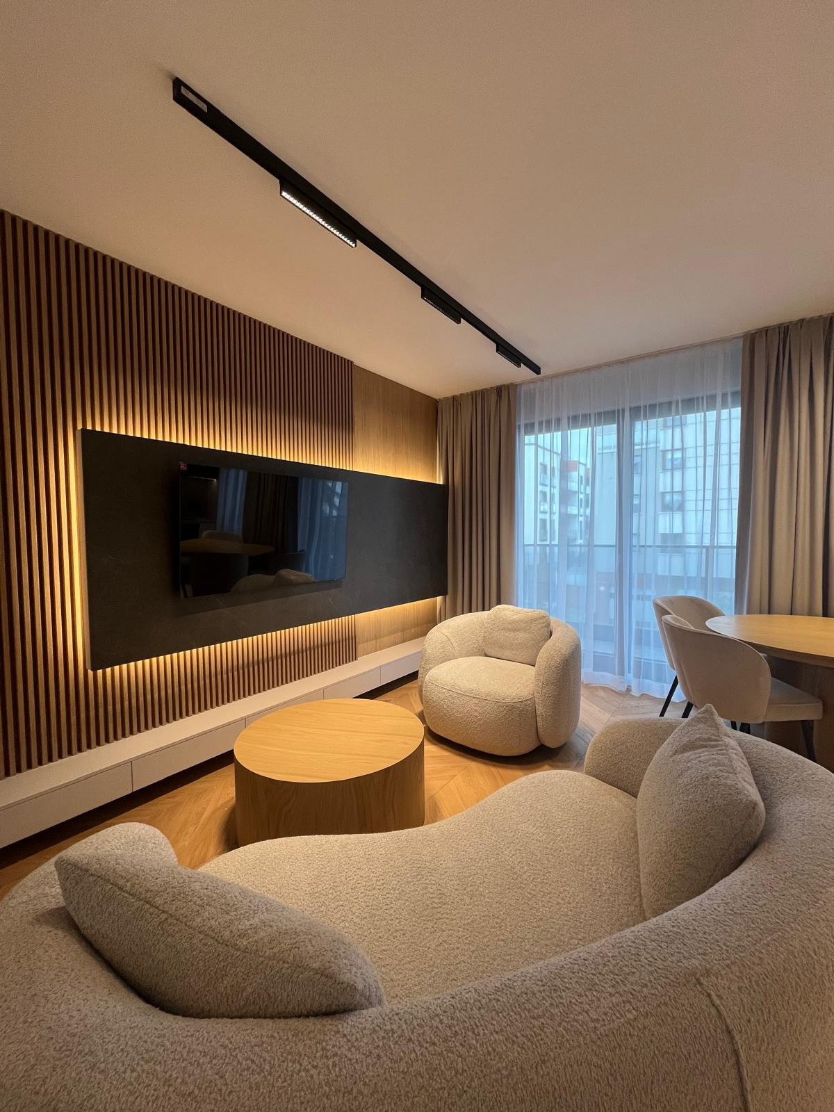 salon - zabudowa ściany salonowej z lameli, szafka rtv w delikatnych odcieniu beżu - tutaj kaszmir