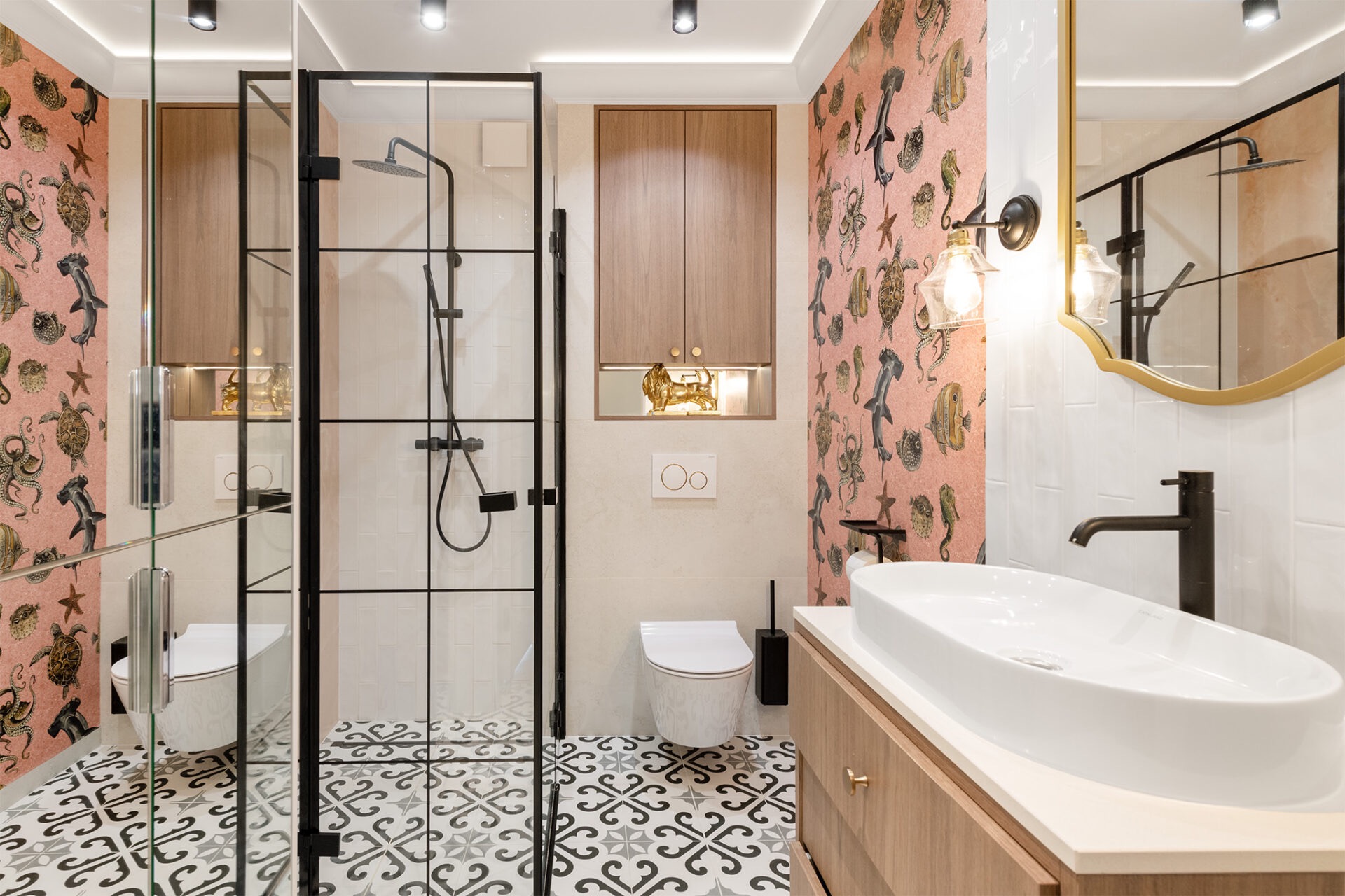 Wykończona łazienka we Wrocławiu z kabiną typu walk-in, umywalką nablatową i tapetą w morskie motywy. Nowoczesny design z akcentami retro.