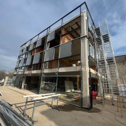 Road-Ép General Kft - „Zrealizowaliśmy prace związane z konstrukcją nowoczesnego, wielokondygnacyjnego budynku oraz roboty elewacyjne.” ✅