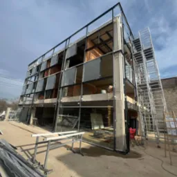 „Zrealizowaliśmy prace związane z konstrukcją nowoczesnego, wielokondygnacyjnego budynku oraz roboty elewacyjne.” ✅