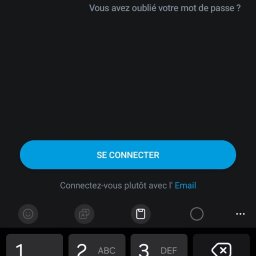 Walter VandeReck - Ekran logowania aplikacji mobilnej z polem na numer telefonu (+32) i hasło. Widoczna klawiatura numeryczna. Komunikat o błędnych danych.