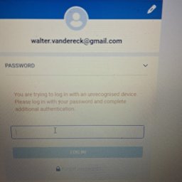Walter VandeReck - Ekran logowania z prośbą o dodatkową autoryzację z powodu nierozpoznanego urządzenia. Widoczny adres e-mail i pole hasła.