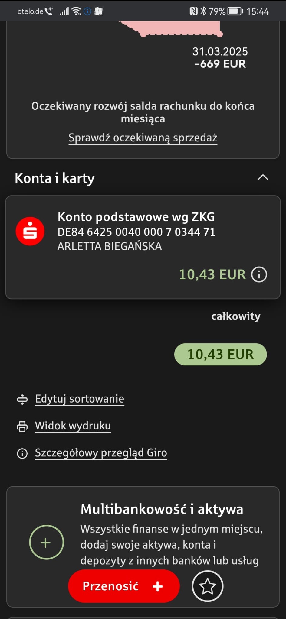 Ekran aplikacji bankowej: saldo konta 10,43 EUR, prognoza salda na koniec marca 2025: -669 EUR. Widoczne opcje edycji, sortowania, szczegółowego przeglądu i multibankowości.
