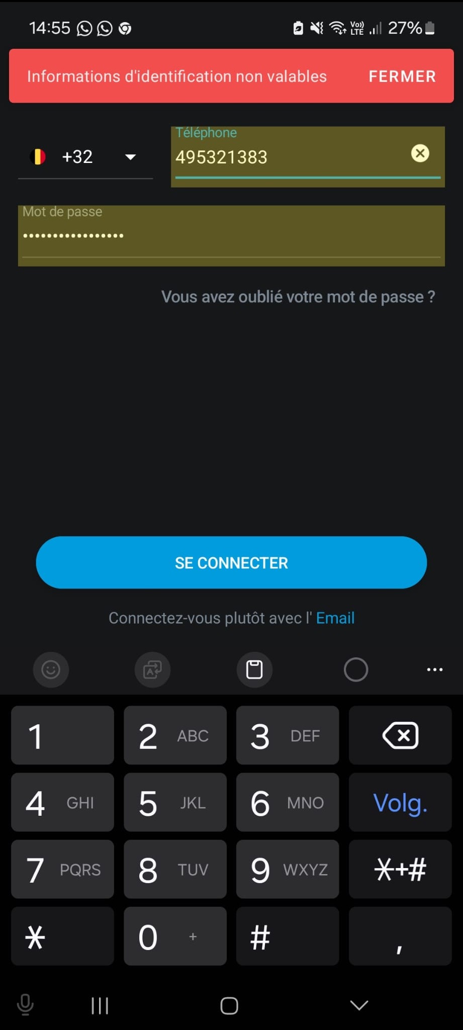 Ekran logowania aplikacji mobilnej z polem na numer telefonu (+32) i hasło. Widoczna klawiatura numeryczna. Komunikat o błędnych danych.