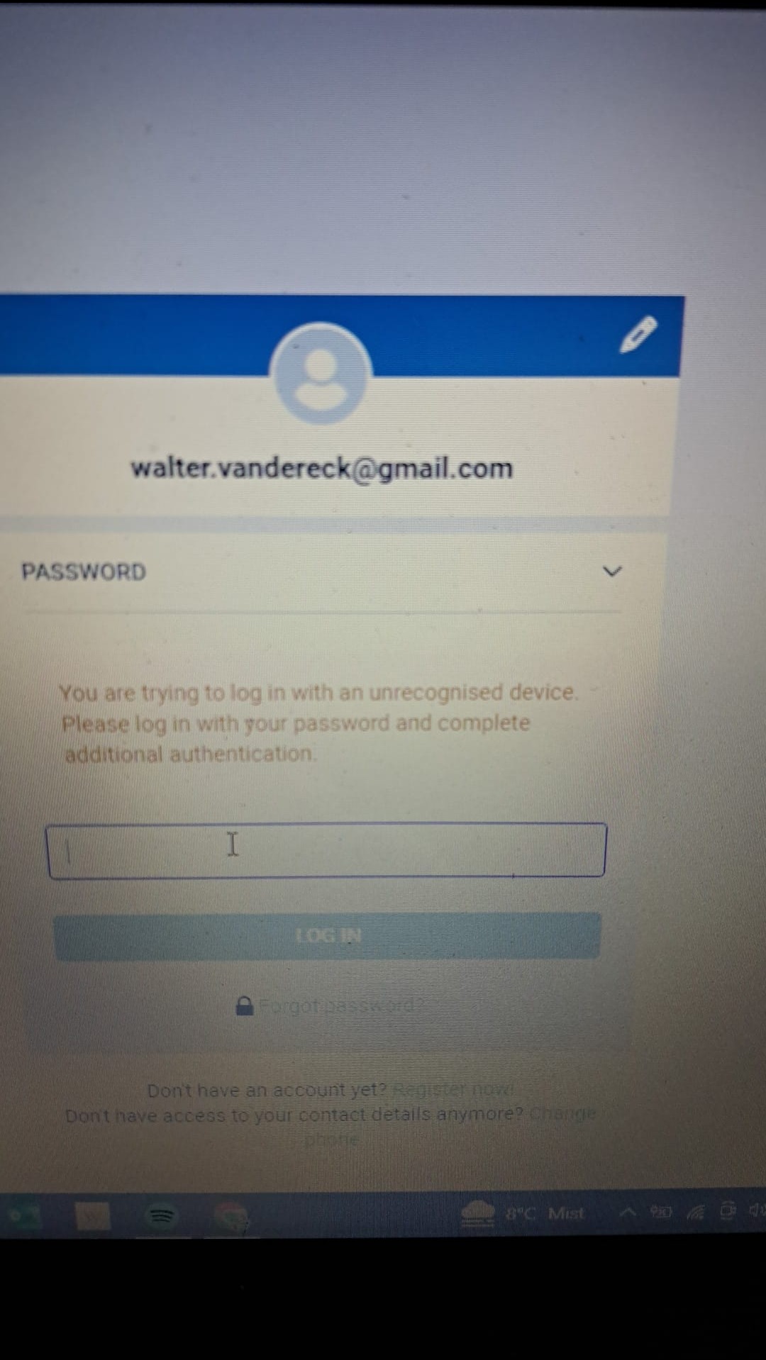 Ekran logowania z prośbą o dodatkową autoryzację z powodu nierozpoznanego urządzenia. Widoczny adres e-mail i pole hasła.
