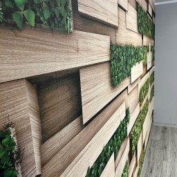 Michael Bednarczyk ProMonti - Dekoracyjna ściana z drewnianymi panelami 3D i zielonymi roślinami, tworząca unikalny wystrój wnętrza. Perspektywa z boku ukazuje strukturę i głębię.