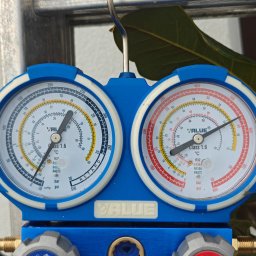 SOFTWARE PIZZA SPÓŁKA Z OGRANICZONĄ ODPOWIEDZIALNOŚCIĄ - Manometry VALUE na drabinie, z widocznymi wskazaniami ciśnienia i oznaczeniami czynników chłodniczych. Widoczne zawory regulacyjne z oznaczeniami 'Open' i 'Close'.