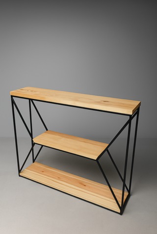 Nowoczesny regał z drewna i metalu. Geometryczna konstrukcja z czarnych profili i jasnych półek z litego drewna. Minimalistyczny design na szarym tle.